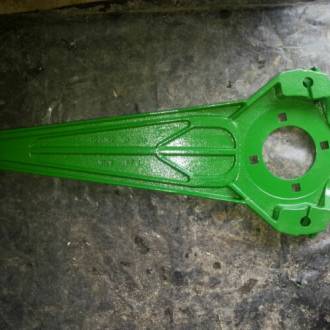 Боковой кронштейн шнека жатки